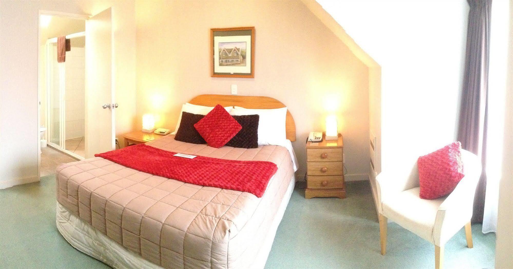 Bush Court 4*